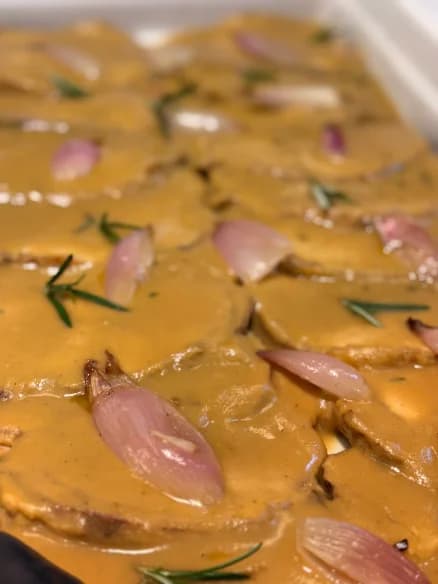 Roast meat in sauce with onions and rosemary