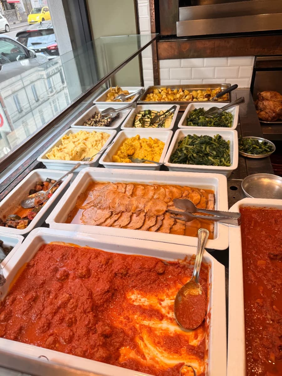 The display counter with side dishes and ready meals